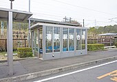 駅前に設置されている待合所（2022年4月）