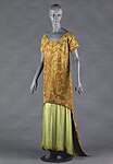 Pitkä leninki kreppiä ja silkkimusliinia, (n. 1920), Palais Galliera, musée de la Mode de la Ville de Paris.