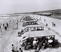 חוף כיאט בשנת 1934, ברקע נראית רכבת הנוסעת על מסילת החוף