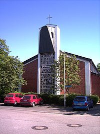 Katholische Kirche „Heilig Kreuz“ in E.-Süd am Südost-Ende der Troppauer Straße, Nordwest-Ansicht; nordöstlich der Kirche schließt das „Schulzentrum Elmschenhagen“ an (Aufnahme Juni 2008).