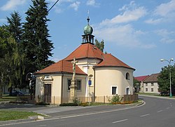 Kaple svatého Floriána a Isidora z roku 1724, rozšířená a opravená v roce 1934.