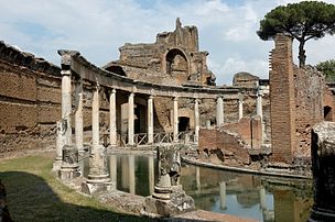 Le « théâtre maritime » dans les jardins de la Villa Adriana, à Tivoli (Italie). (définition réelle 3 008 × 2 000)