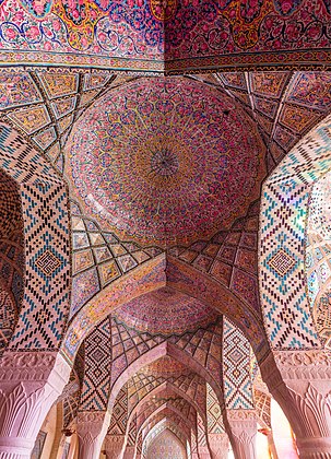 Arcos do interior da mesquita Nasir ol Molk, também conhecida como a Mesquita Rosa, situada no distrito de Gowad-e-Arabān, Xiraz, Irã. (definição 5 630 × 7 798)