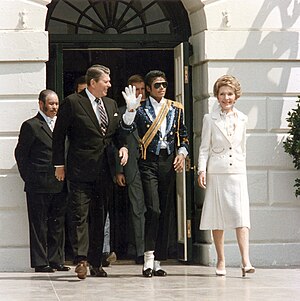 Ronald Reagan et Michael Jackson devant la Maison Blanche à Washington.