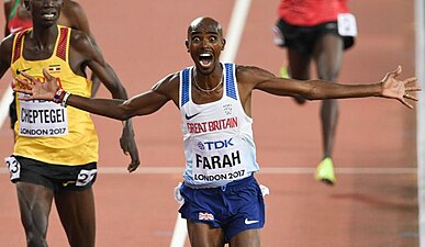 Mo Farah vencendo os 10 000 m pela terceira vez consecutiva em Campeonatos Mundiais.