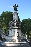 Констан Ру (центральная фигура) и Жан Тюркан. Мемориал в память об участниках Франко-прусской войне в Марселе