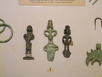 Poignées de petites dagues à figurines humaines. Culture Dong Son. MNH.