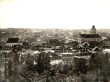 Vue aérienne en noir et blanc d'une ville.