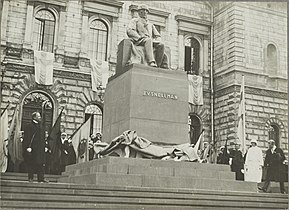 The unveiling of the statue of Snellman in 1923 (in fact already completed in 1916) (fi)