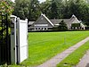 Kop-hals-rompboerderij met gewijzigde schuur en met voorgevel met smalle lichtopeningen in de top