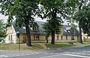 Tagelöhnerhäuser und „Kaiserin-Friedrich-Kinderheim“ mit Ställen und Hofpflasterung