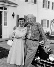 Президент и миссис Дуайт Д. Эйзенхауэр, 39-я годовщина свадьбы на их ферме в Геттисберге, Пенсильвания.
