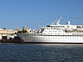 Rhapsody, bandera de Italia, 164 m de eslora, en el Puerto de la Bahía de Cádiz