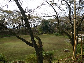 大田原城址。東側の土塁上より本丸跡を望む。