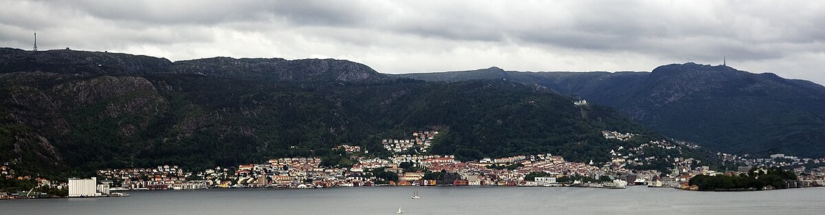 Panorama over Sandviken (Bergen Nord). Rundemanen er til venstre i billedet med Sandviksfjeldet nedenfor, Blåmanen omtrent midt i billede, Storfjellet på Vidden er længst i baggrunden med Ulriken yderst til høyre, Fløyfjellet med Fløyen station ses i forgrunden mellem disse. Bergen centrum og Nordnesparken er til højre nederst.