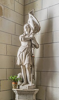 Statue de sainte Jeanne d'Arc en l'ancienne collégiale Saint-Ours de Loches, en Touraine. (définition réelle 2 534 × 4 307)