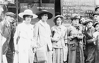 Elisabeth Freeman mit anderen Suffragetten vor einem Schaufenster