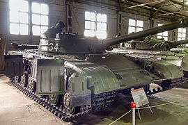 Т-64А с несплошными экранами в боевом положении (кроме третьего)