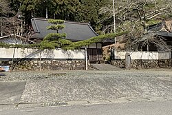 東光寺を正面から望む