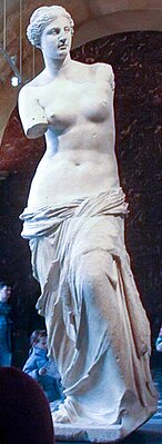 Venus de Milo menggambarkan bentuk badan lengkung S. Yunani, sekitar 130-100 SM.