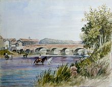 Peinture d'un pont sur une rivière avec la berge sur le côté droit.