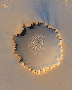 Craterul Victoria cu un diametru de 800 m a fost explorat de roverul Opportunity