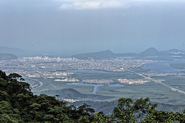 Vista parcial de Cubatão a partir da Serra do Mar