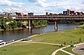 Washington Avenue Bridge forbinder to dele af University of Minnesota, der ligger på hver sin bred af Mississippi.