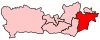 Une petite circonscription, située au centre du comté à l’ouest de deux circonscriptions de taille similaire.
