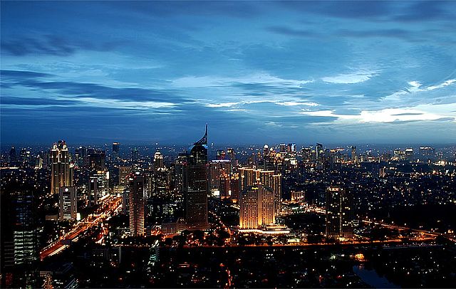 Tampak pusat kota Jakarta di malam hari. Foto oleh Winry Armawan/Wikimedia Commons