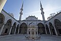 Yeni Valide Camii hovlisi