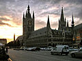 Les halles et la cathédrale Saint-Martin vues depuis l'est de la Grand-Place.