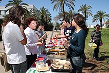 A Meatless Monday event in Israel in 2010 SHny TSmKHvny bAvny' tl Abyb 2010 2 (16981131210).jpg