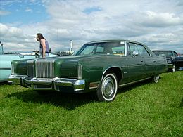 Una Chrysler New Yorker hardtop quattro porte del 1976