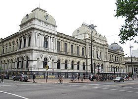 Centra edifico de la Jura Fakultato en la Avenuo 18a de Julio.