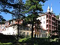 ehemaliges Bilz-Sanatorium 2008, rechts Schloss Lössnitz