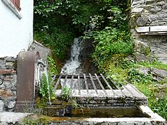 Fontaine et ruisseau dans le village.