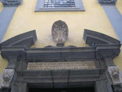 La lapide dedicatoria di Alessandro de' Sangro sull'ingresso della Cappella Sansevero