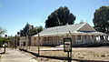 En inmediaciones a la estación la gerencia del ferrocarril Central del Chubut, hoy casa de cultura. A su alrededor aún hay vagones de carga, pero sin ejes.