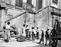 Prodejci na centrálním trhu u východního vchodu do Metropolitní katedrály města Guatemala, 1910