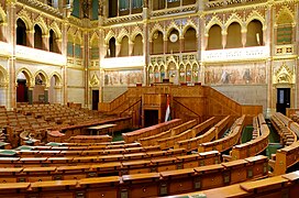 Salle de l'Assemblée nationale de Hongrie. Deux peintures de Zsigmond Vajda encadrent le pupitre du Président.