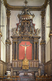 Antico coro con altare barocco.