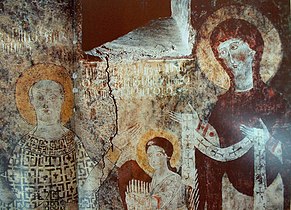 Fragment fresky ze 13. století s vyrytým arménským textem v klášteře Dadivank, mistrovské dílo kultury Arcachu z doby knížectví Chačenského.