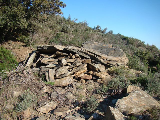 Photo du dolmen sur les hauteurs de Cerbère.