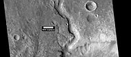 Vista detallada de un canal, cráteres de impacto y un acantilado en Marte