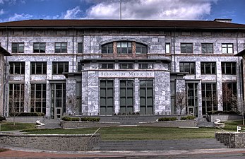 בית הספר לרפואה של אוניברסיטת אמורי בקמפוס של אוניברסיטת אמורי באטלנטה, ג'ורג'יה הוא אחת הדוגמאות הבודדות לאדריכלות האמנויות היפות בדרום ארצות הברית. [7]