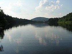 Plešivec z jiho-jihozápadu, v popředí Chřibská přehrada.