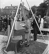 Eerste steen voor de nieuwe Engelse en Amerikaanse Episcopale kerk aan de Ary van der Spuyweg, Den Haag, door prinses Alice, gravin van Athlone. Ook aanwezig waren: Philip Nichols (op de achtergrond), ambassadeur van het Verenigd Koninkrijk, en Selden Chapin (op de achtergrond), ambassadeur van de Verenigde Staten