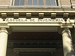 Façade de l'École d'ingénierie de la Faculté de sciences physiques et de mathématiques de l'université du Chili (1922), portant l'inscription en orthographe chilienne escuela de injeniería (aujourd'hui escuela de ingeniería).