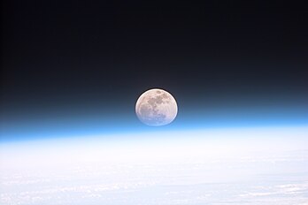 La pleine lune obscurcie et déformée par l'atmosphère terrestre. Photographie prise par les astronautes de la navette spatiale Discovery le 21 décembre 1999 lors de la mission STS-103. Il y a quarante ans, jour pour jour, le premier Homme marchait sur la Lune. (définition réelle 3 064 × 2 043)